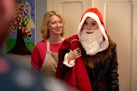 Feministin Wanda (Caroline Peters) amüsiert sehr, dass mit Elke (Pia Hierzegger) eine Weihnachtsfrau im Kostüm steckt.