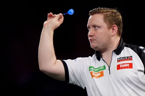 Souverän zum Start: Deutschlands bester Darts-Profi Martin Schindler gewinnt Runde eins bei der WM. Foto: Bradley Collyer/PA Wir