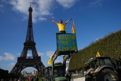 Bauern-Protest am Eiffelturm - Landwirte in Frankreich befürchten, mit den Agrarpreisen der Konkurrenz aus Südamerika nicht mith