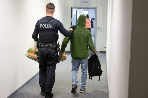 Abschiebungen aus der EU scheitern bislang oft an ungeklärter Identität oder mangelndem Aufnahmewillen der Herkunftsländer der Asylbewerber