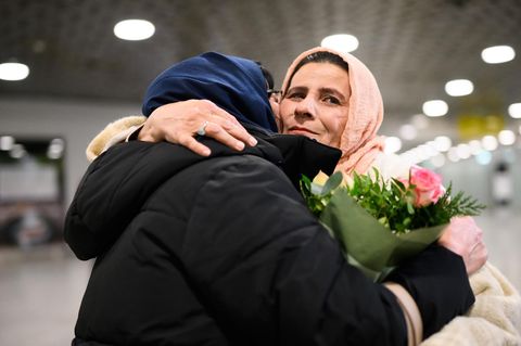 Eine Frau mit Kopftuch umarmt eine andere – Deutschland nimmt Menschen aus Afghanistan auf