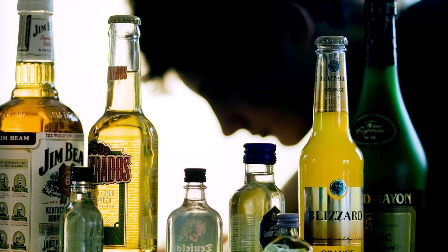 In Hessen waren im vergangenen Jahr weniger Jugendliche wegen Alkoholmissbrauch in einer Klinik. Foto: Jens Büttner/dpa-Zentralb