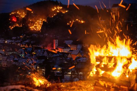 Die Bergfeuer in Pottenstein werden jedes Jahr am 6. Januar entzündet. (Archivbild) Foto: Pia Bayer/dpa