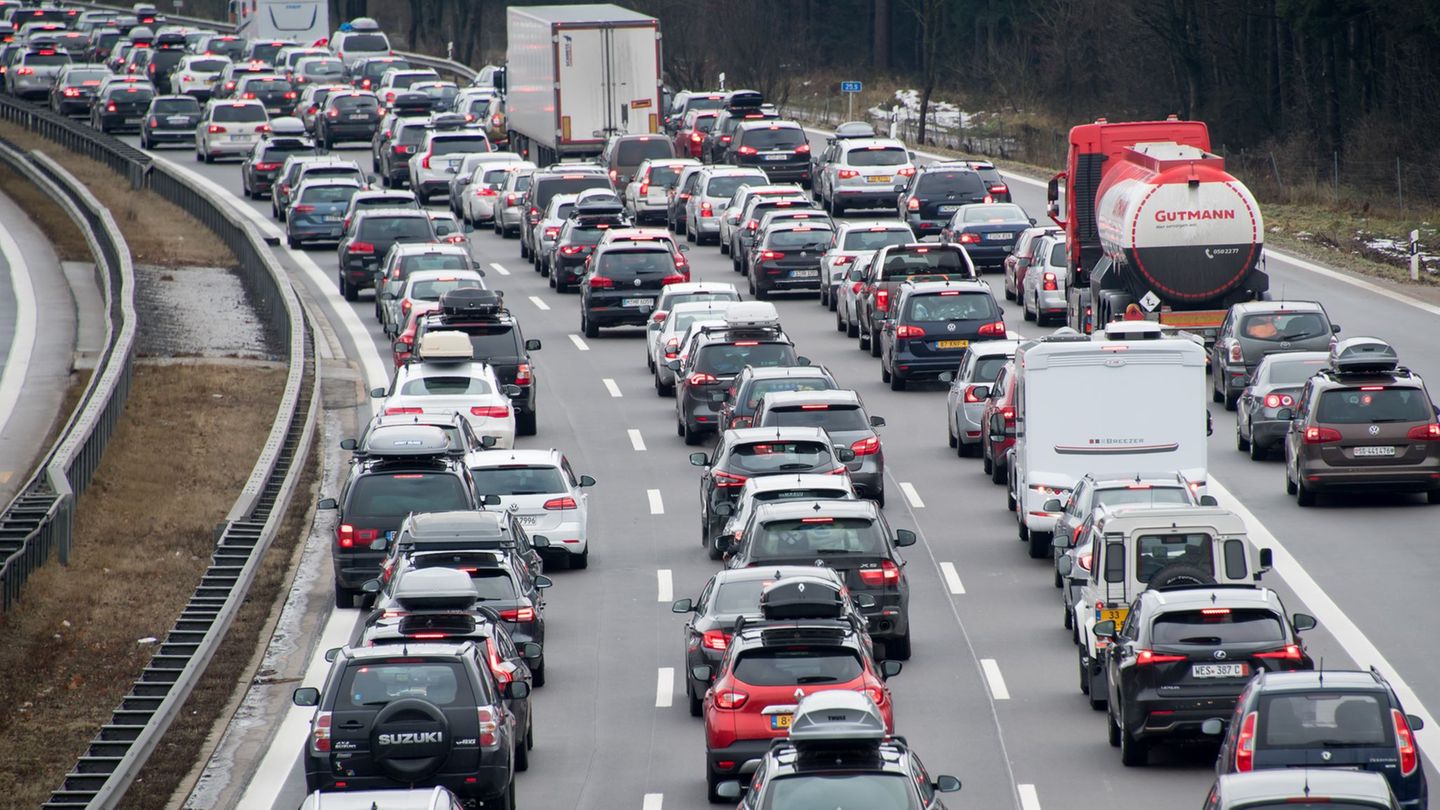 Unter anderem auf der A8 dürfte es am Wochenende wieder voll werden. (Archivbild) Foto: picture alliance / Tobias Hase/dpa