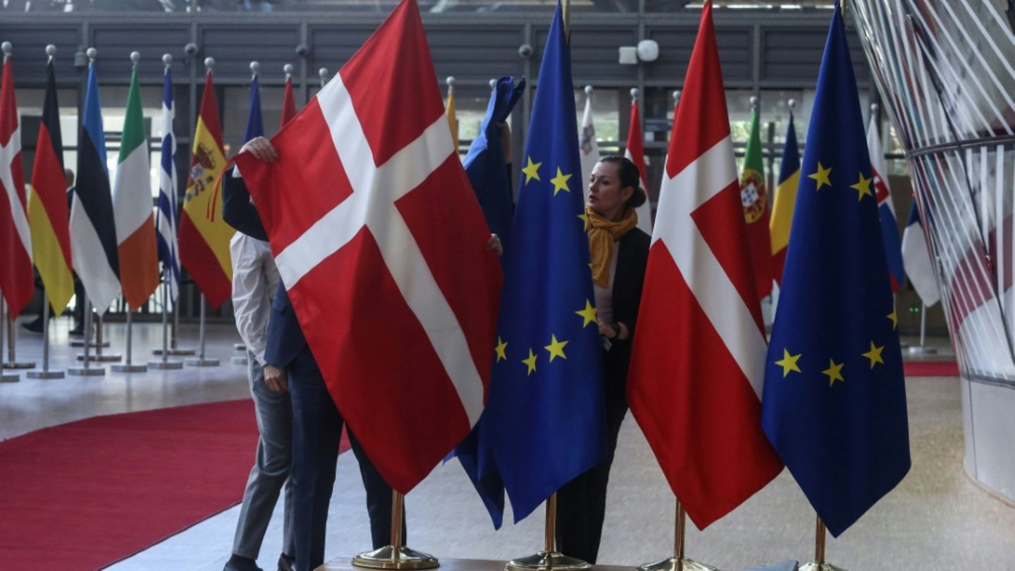 Dänische und EU-Flaggen