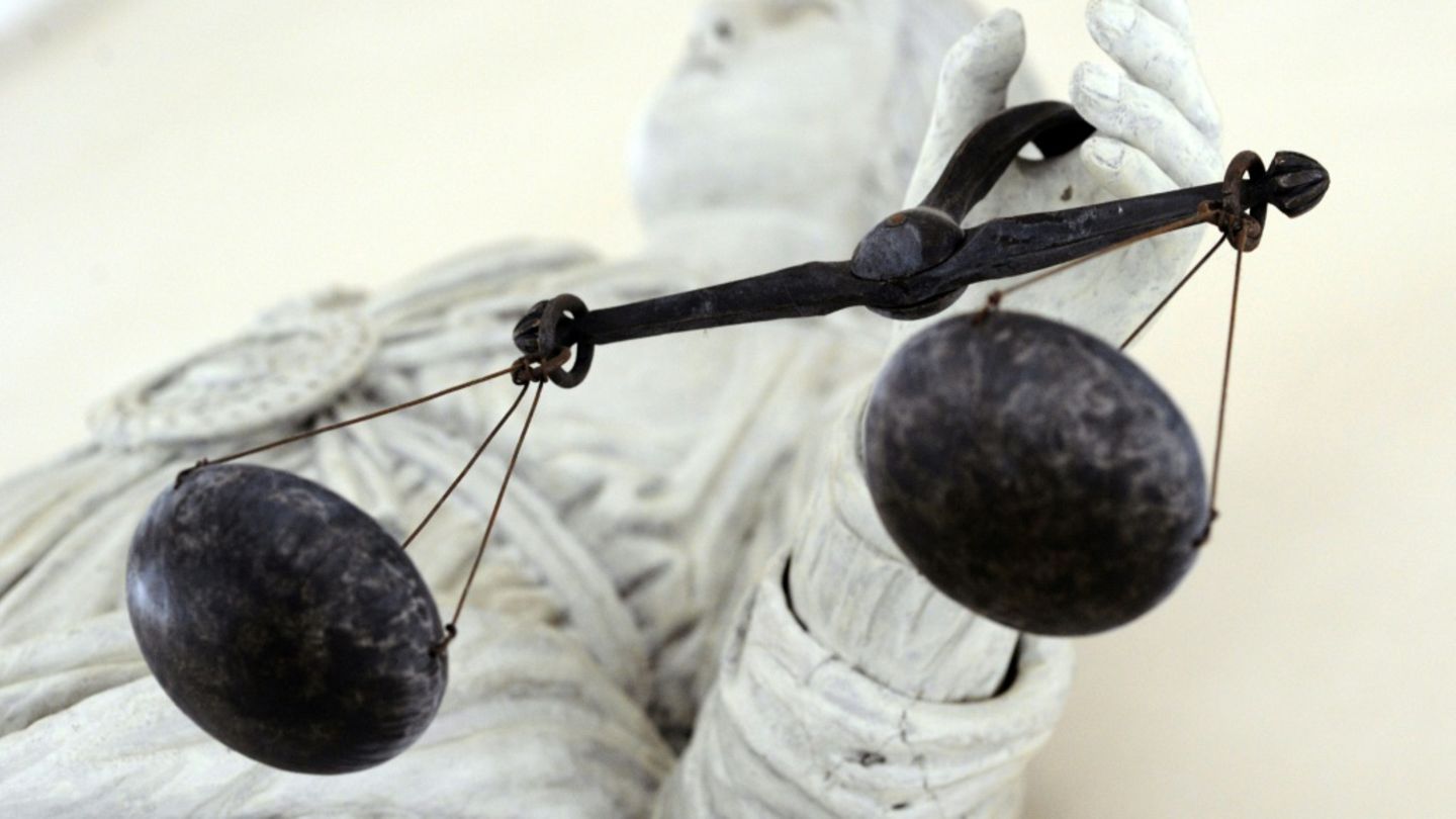 Statue von Justizia mit Waage