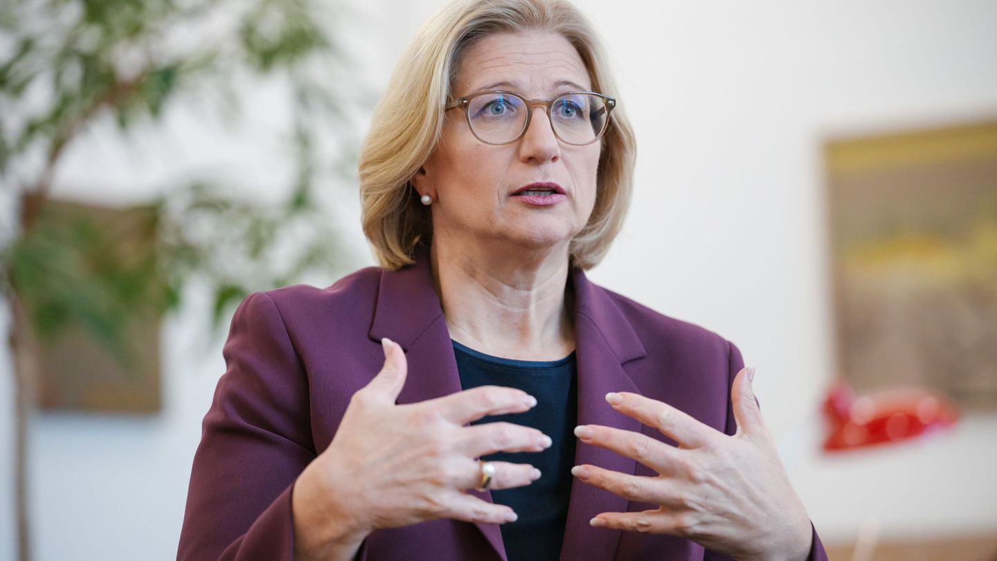 Ankündigungen vom "Stahlgipfel" müssen zügig umgesetzt werden, sagt Rehlinger. (Archivbild) Foto: Oliver Dietze/dpa