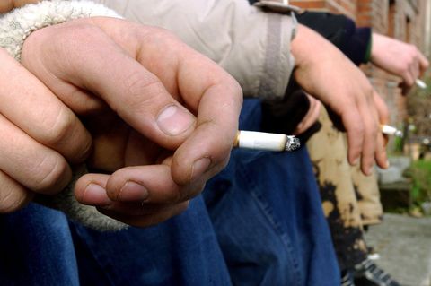 Der Tabakkonsum unter Jugendlichen ist laut den Forschern viel zu hoch. (Symbolbild) Foto: Patrick Pleul/Zentralbild/dpa
