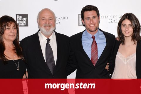 Michele und Rob Reiner stehen Arm in Arm mit ihren Kindern und posieren für Fotos