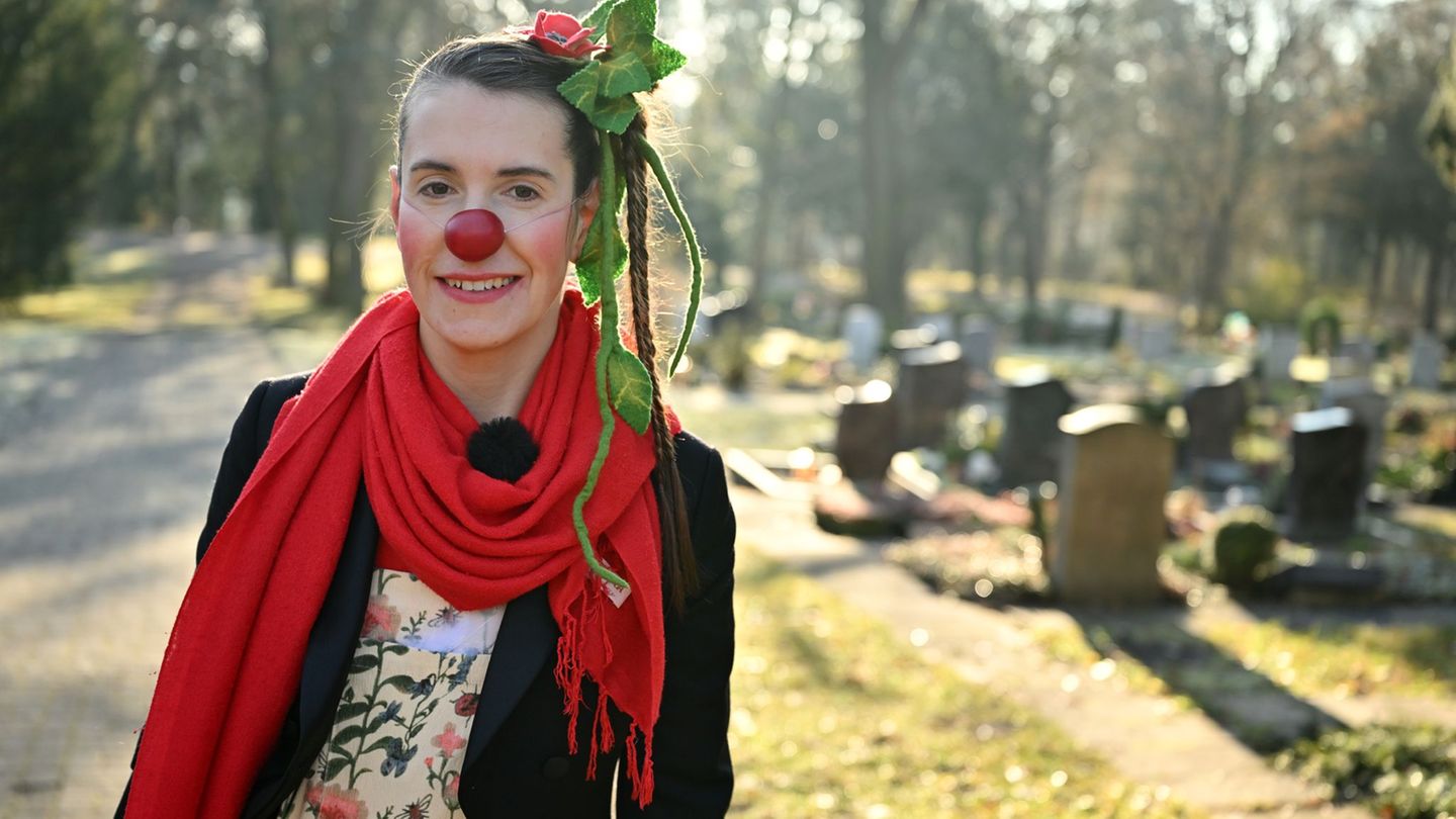Als Clown Finovo ist Katrin Lehmann-Buss regelmäßig auf dem Erfurter Friedhof unterwegs und möchte so helfen, mit Trauer umzugeh