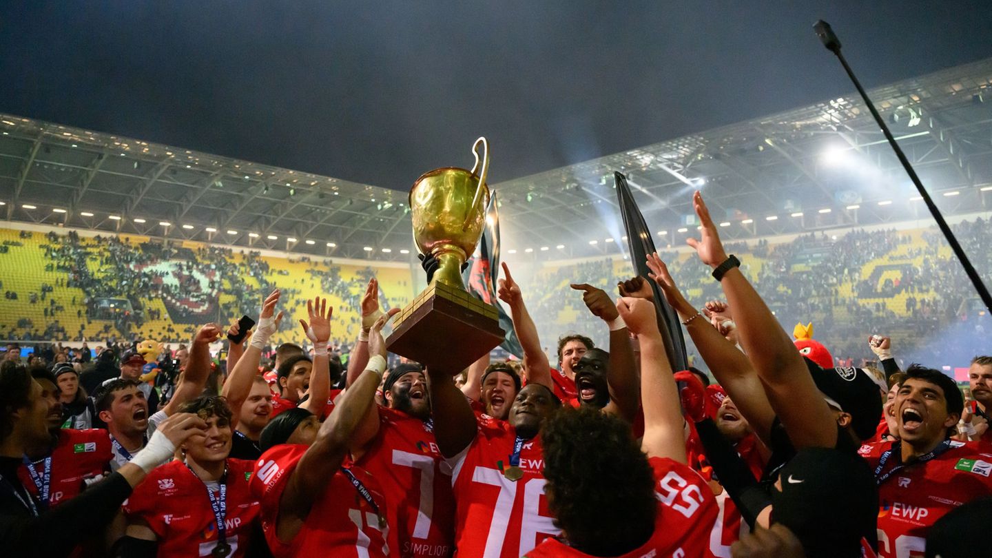 Die Potsdam Royals feiern im Oktober ihre dritte Meisterschaft in Serie. Foto: Robert Michael/dpa