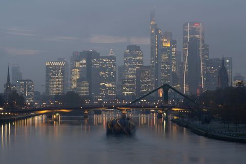 Am Donnerstag erwartet der DWD teils dichten Nebel. (Symbolbild) Foto: Boris Roessler/dpa