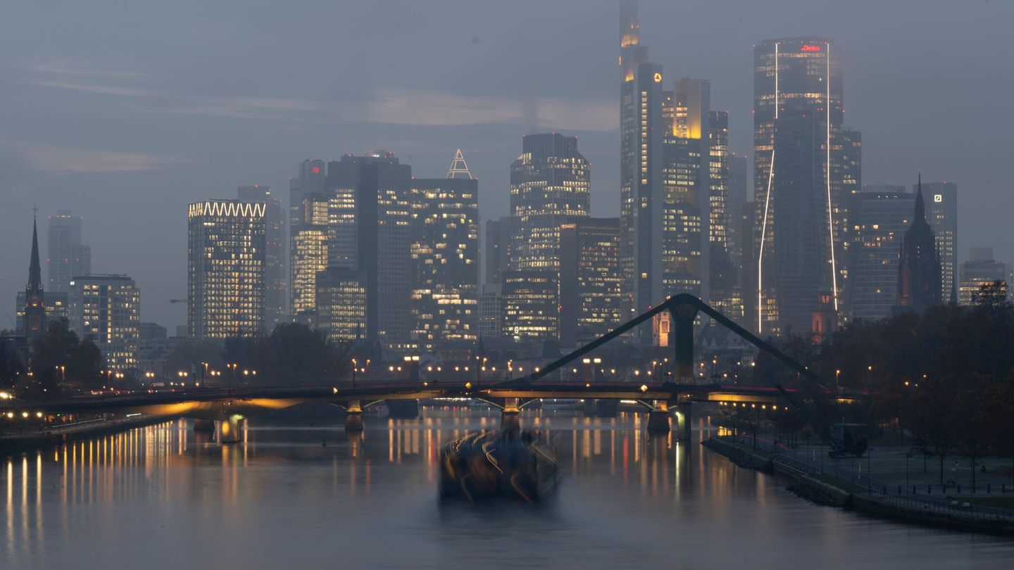 Am Donnerstag erwartet der DWD teils dichten Nebel. (Symbolbild) Foto: Boris Roessler/dpa