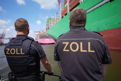In Hamburg entdeckten die Zollfahnder im Jahr 2025 mehrfach große Mengen an Kokain in Seecontainern. (Archivbild) Foto: Marcus B
