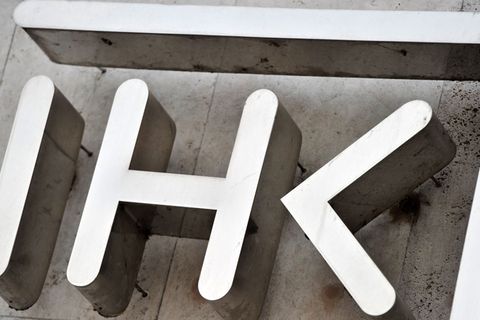 Die IHK in Ostthüringen sieht auch die Wirtschaft in Krisenfällen in der Pflicht. (Archivbild) Foto: Hendrik Schmidt/dpa-Zentral