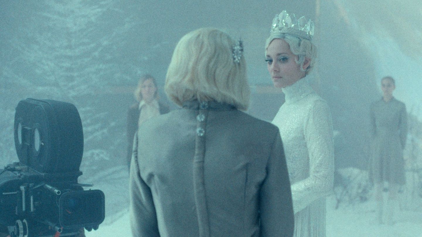 Oscar-Preisträgerin Marion Cotillard spielt im Film eine Schauspielerin, die die Schneekönigin verkörpert. Foto: -/Grandfilm/dpa