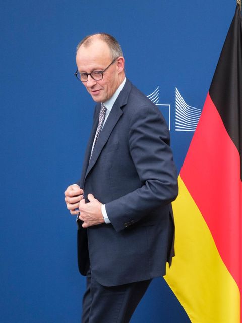 Merz läuft von Frau v.d.Leyen davon während sie die Hand in seine Richtung streckt