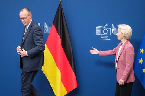 Merz läuft von Frau v.d.Leyen davon während sie die Hand in seine Richtung streckt