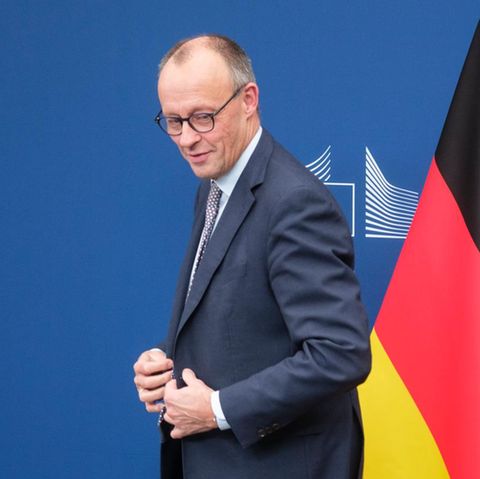 Merz läuft von Frau v.d.Leyen davon während sie die Hand in seine Richtung streckt