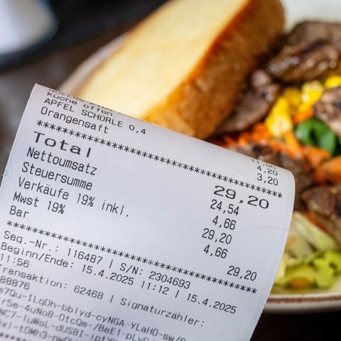 Preise in der Gastronomie – Symbolbild mit Bon vor vollem Teller