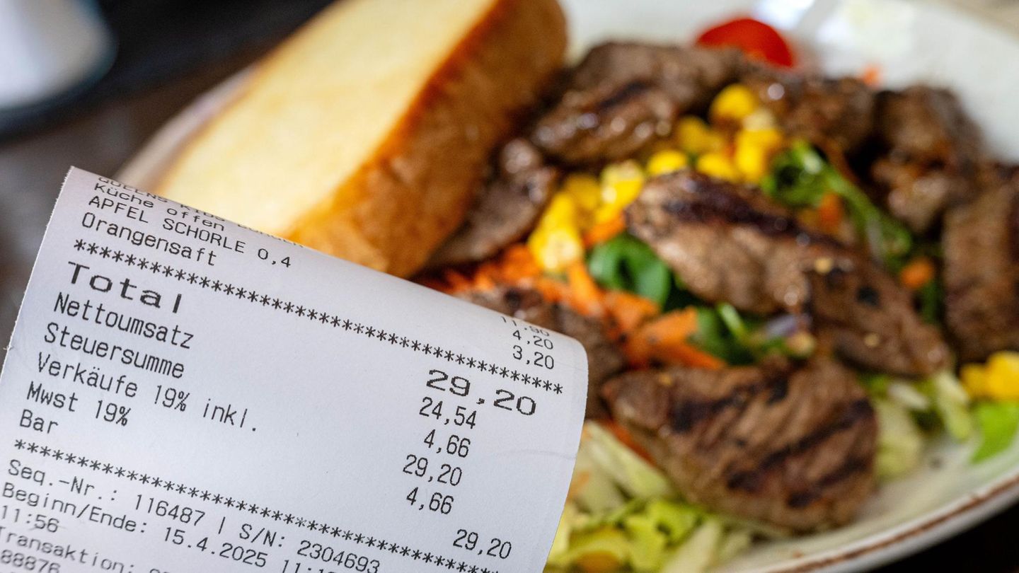 Preise in der Gastronomie – Symbolbild mit Bon vor vollem Teller