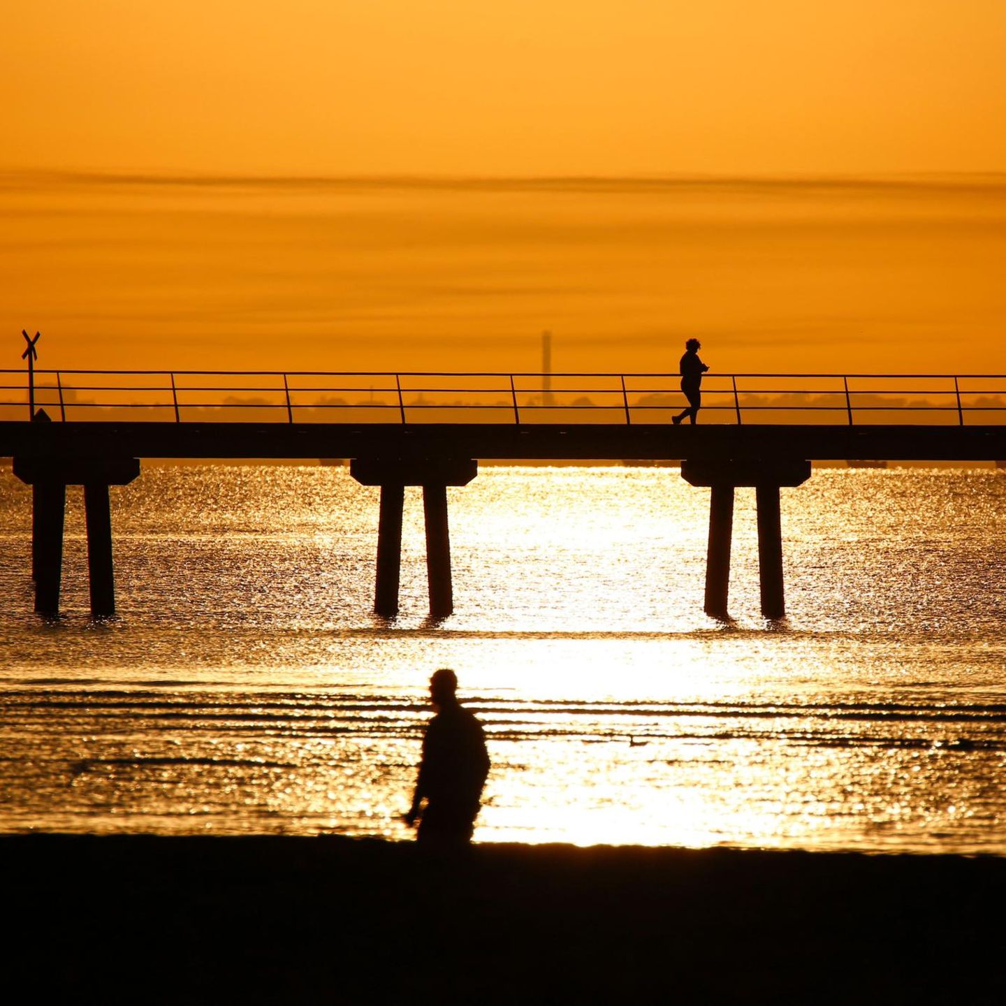 Melbourne, Australien. Der Anschlag in Sydney hinterlässt Australien im Schock. Bilder wie diese täuschen darüber hinweg, womit das Land gerade ringt. Trotzdem hat der leuchtende Blick aufs Meer auch etwas Tröstendes, ganz nach dem Motto: Das Leben geht weiter