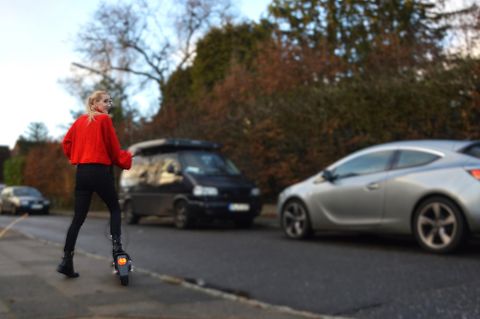 Autorin auf E-Roller