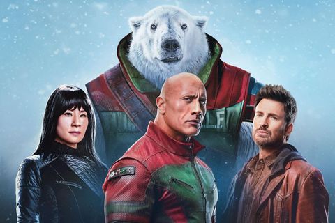 In "Red One: Alarmstufe Weihnachten" leitet Dwayne Johnson (Mitte, mit Lucy Liu und Chris Evans) eine Mission zur Rettung des Weihnachtsmanns.