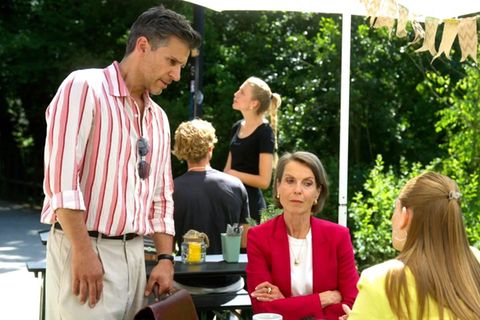 "Rote Rosen": Richard (l.) will nicht hinnehmen, dass Victoria (M.) den Tech-Campus verkauft, nur um die AG zu verhindern.