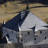 “Das historische Erbe der Ladiner wird wohl in der Hand irgendeines Investitionsfonds oder eines superreichen Menschen landen", fürchten Lokalpolitiker der Grünen