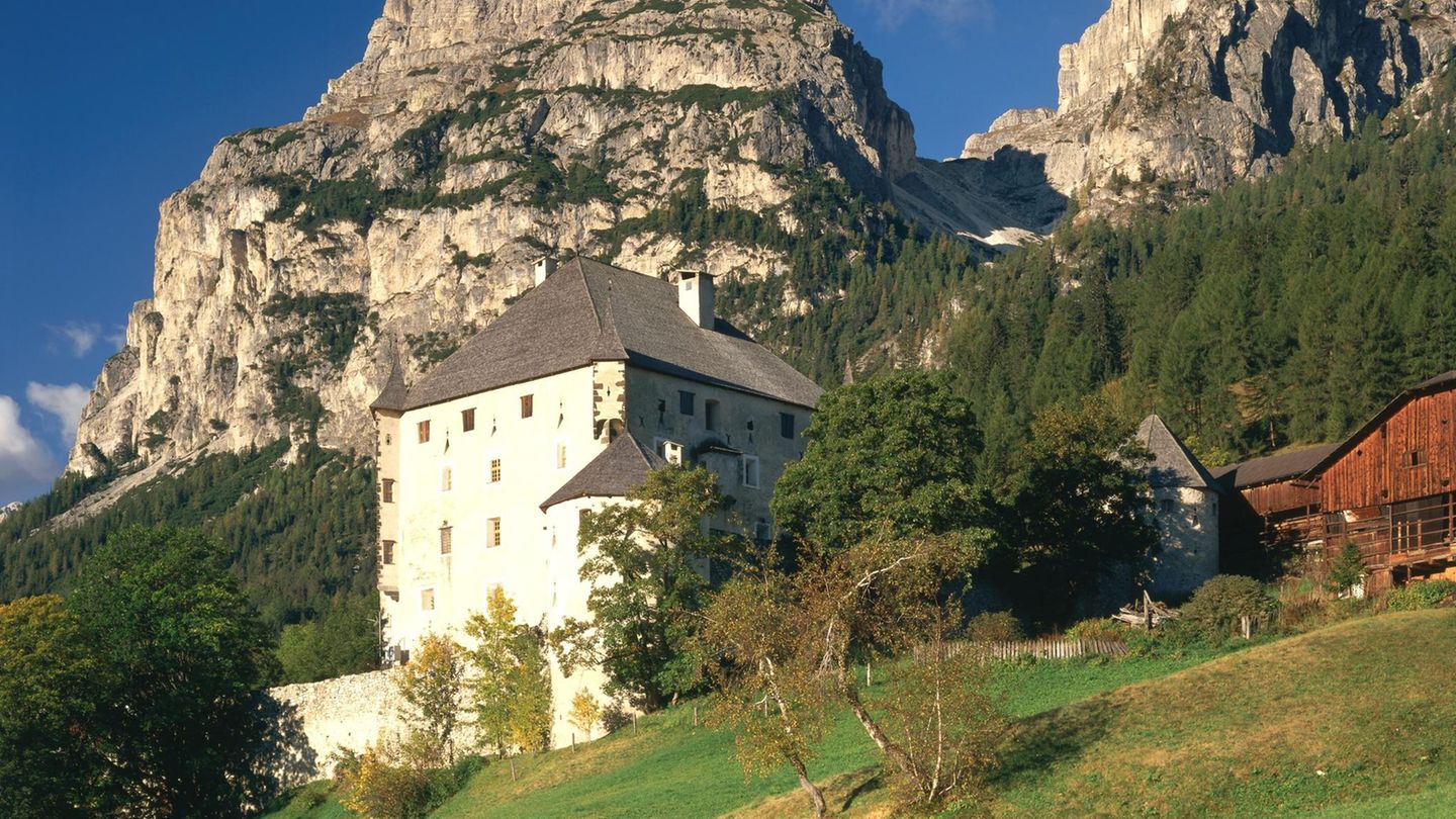 2069 Quadratmeter hat der quadratische Bau. Der Blick auf den Sassongher Berg ist im Preis inklusive
