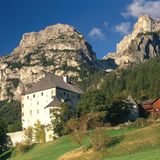 2069 Quadratmeter hat der quadratische Bau. Der Blick auf den Sassongher Berg ist im Preis inklusive