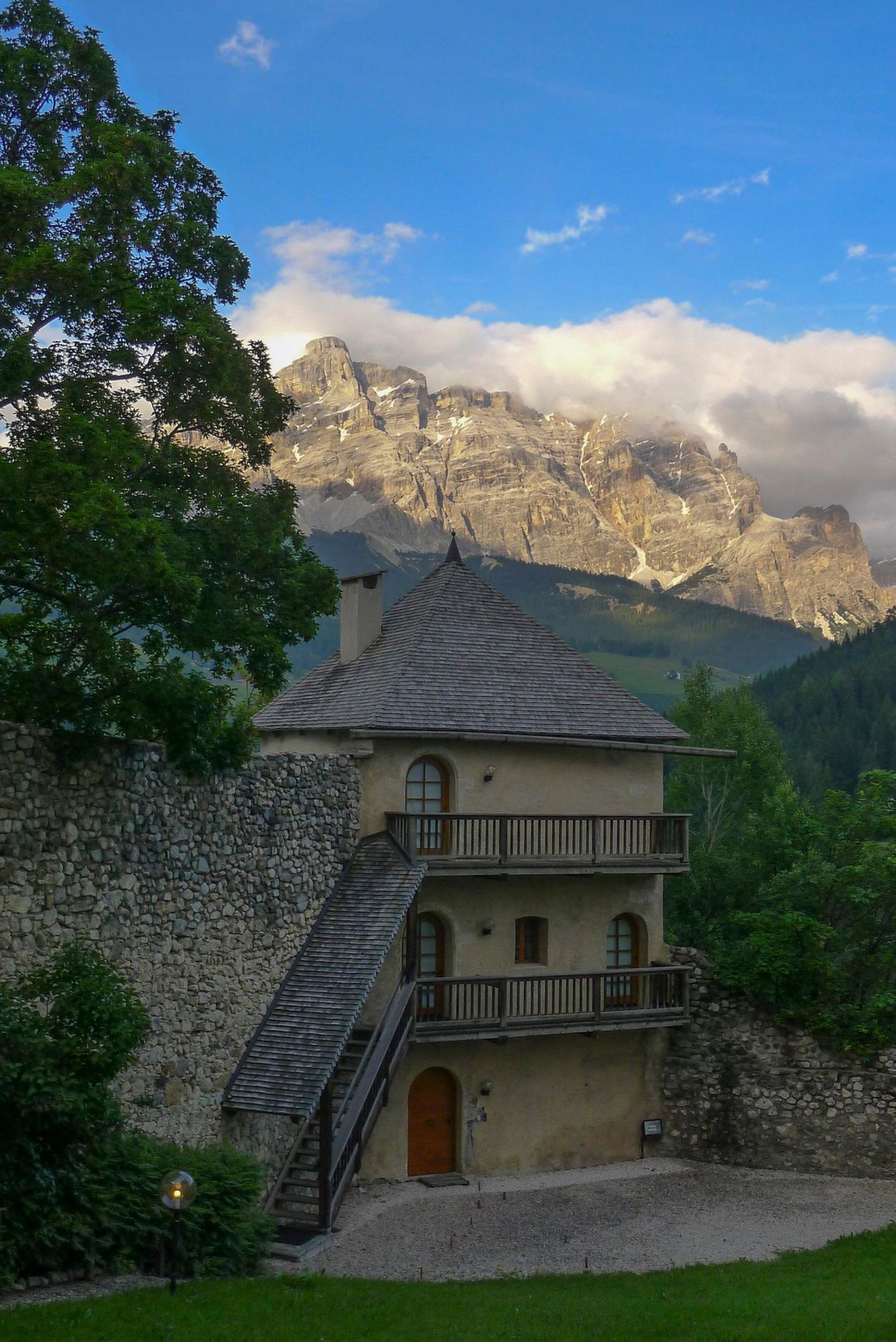 Zur Anlage gehört auch ein Gästehaus – ebenfalls vor dramatischer Kulisse