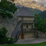 Zur Anlage gehört auch ein Gästehaus – ebenfalls vor dramatischer Kulisse