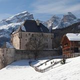Alpenarchitektur vor verschneiten Berggipfeln – romantischer werden die Dolomiten nicht mehr