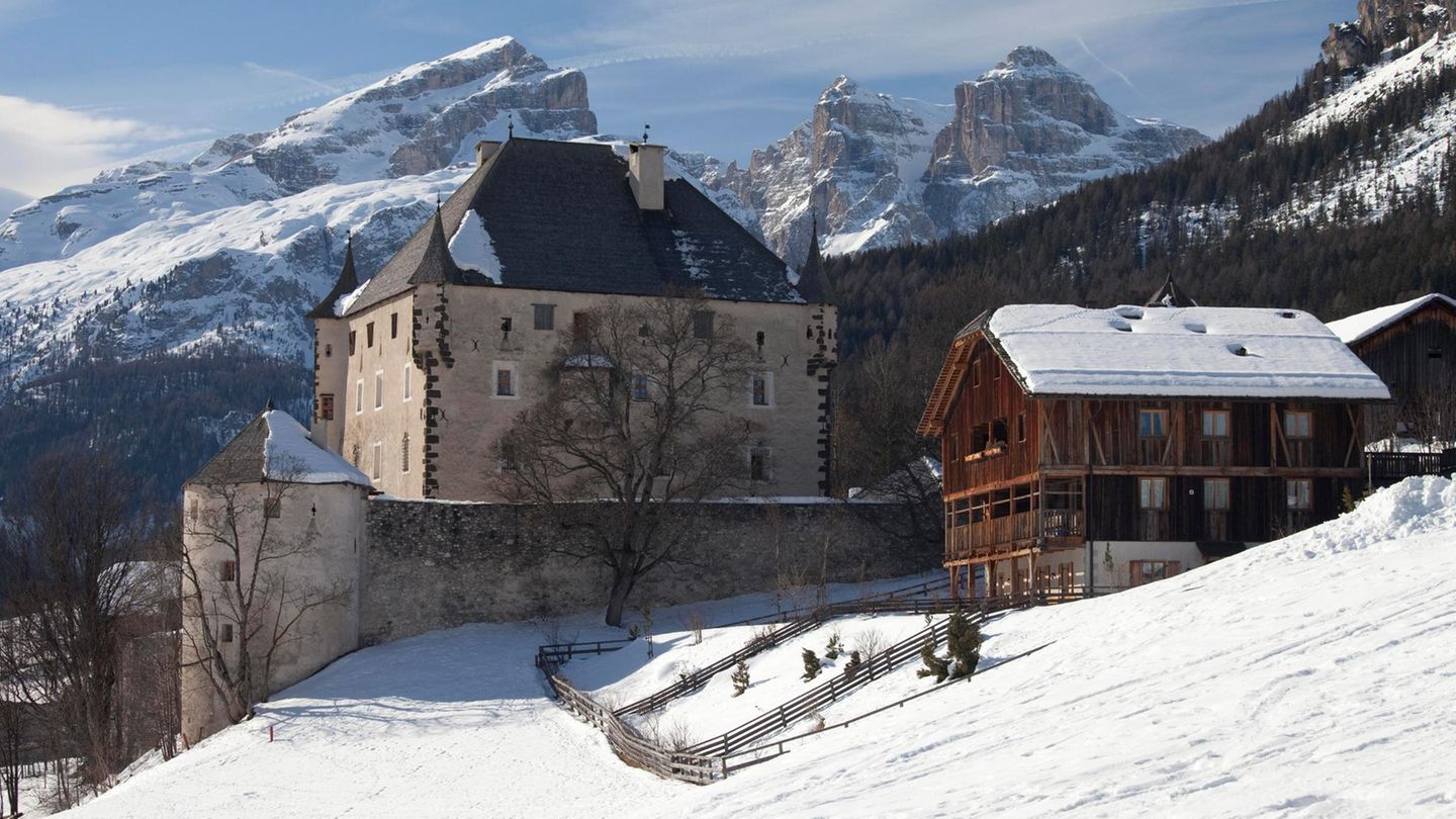 Alpenarchitektur vor verschneiten Berggipfeln – romantischer werden die Dolomiten nicht mehr