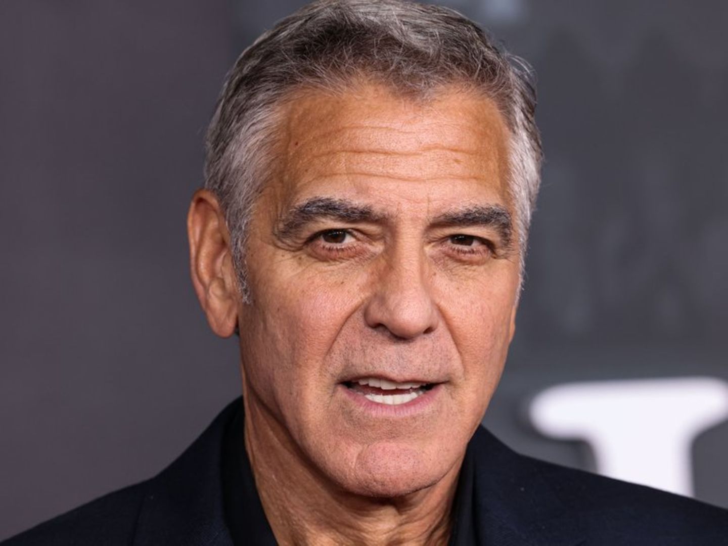 George Clooney versteht nix: Zwillinge verspotten ihn auf Italienisch |  STERN.de