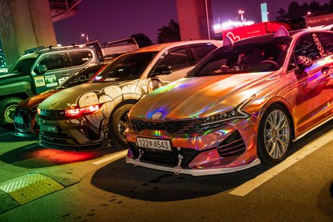 Autos parken nebeneinander in Seoul bei einem Treffen der Tuningszene