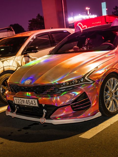 Autos parken nebeneinander in Seoul bei einem Treffen der Tuningszene