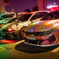 Autos parken nebeneinander in Seoul bei einem Treffen der Tuningszene