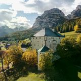 Blickfang in den Bergen: Das Schloss Colz, in der ladinischen Landessprache Gran Ciasa, sucht neue Besitzer. Voraussetzung: ein gut gefülltes Bankkonto    