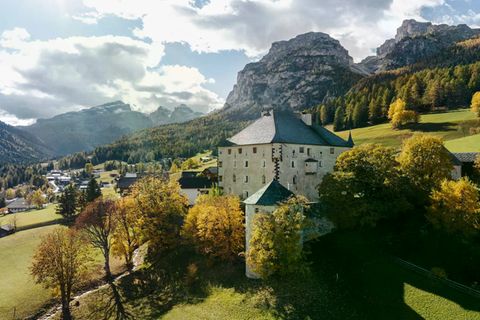 Blickfang in den Bergen: Das Schloss Colz, in der ladinischen Landessprache Gran Ciasa, sucht neue Besitzer. Voraussetzung: ein gut gefülltes Bankkonto    