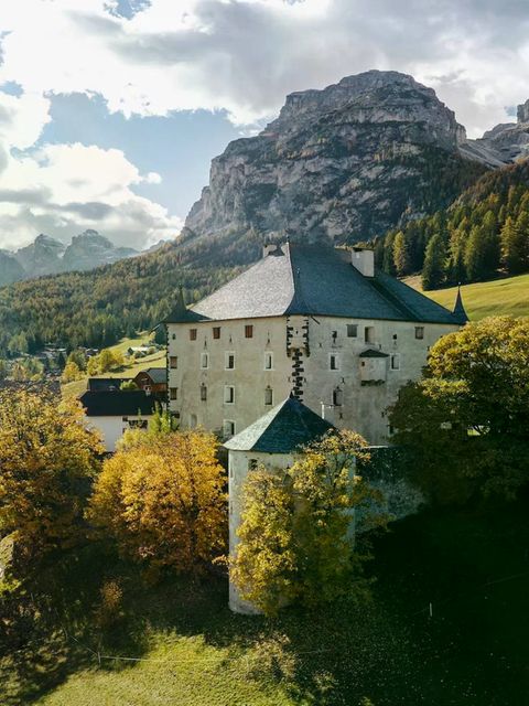 Blickfang in den Bergen: Das Schloss Colz, in der ladinischen Landessprache Gran Ciasa, sucht neue Besitzer. Voraussetzung: ein gut gefülltes Bankkonto    