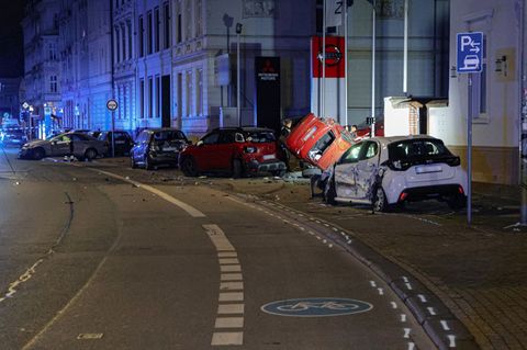Ein Autofahrer ist in Wuppertal in mehrere parkende Fahrzeuge gerast. Foto: Christoph Petersen/dpa