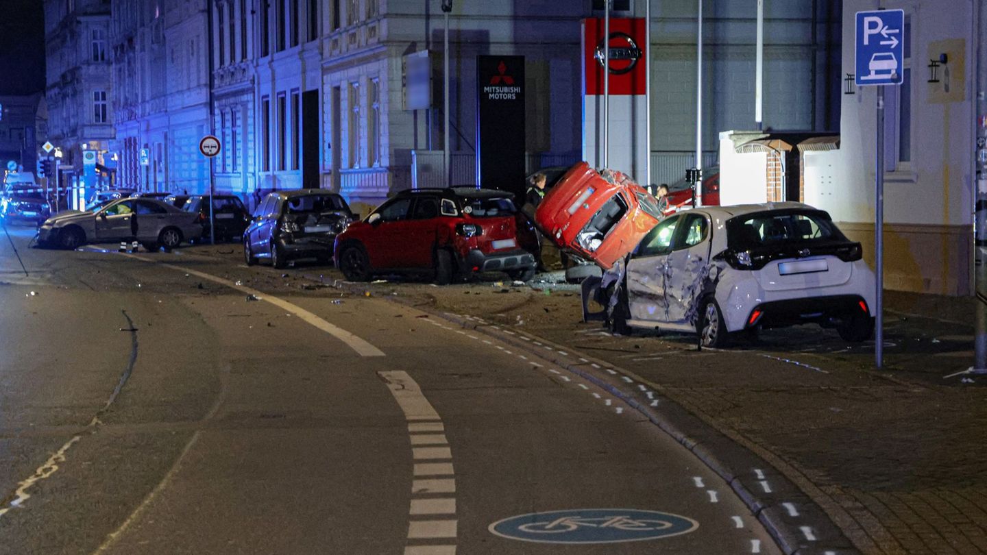 Ein Autofahrer ist in Wuppertal in mehrere parkende Fahrzeuge gerast. Foto: Christoph Petersen/dpa