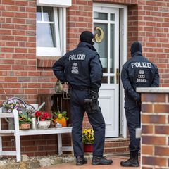 Den Angeklagten wird unter anderem ein Brandanschlag auf ein Kulturzentrum in Altdöbern (Brandenburg) vorgeworfen. (Archivbild)