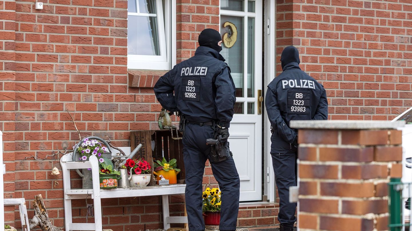 Den Angeklagten wird unter anderem ein Brandanschlag auf ein Kulturzentrum in Altdöbern (Brandenburg) vorgeworfen. (Archivbild)