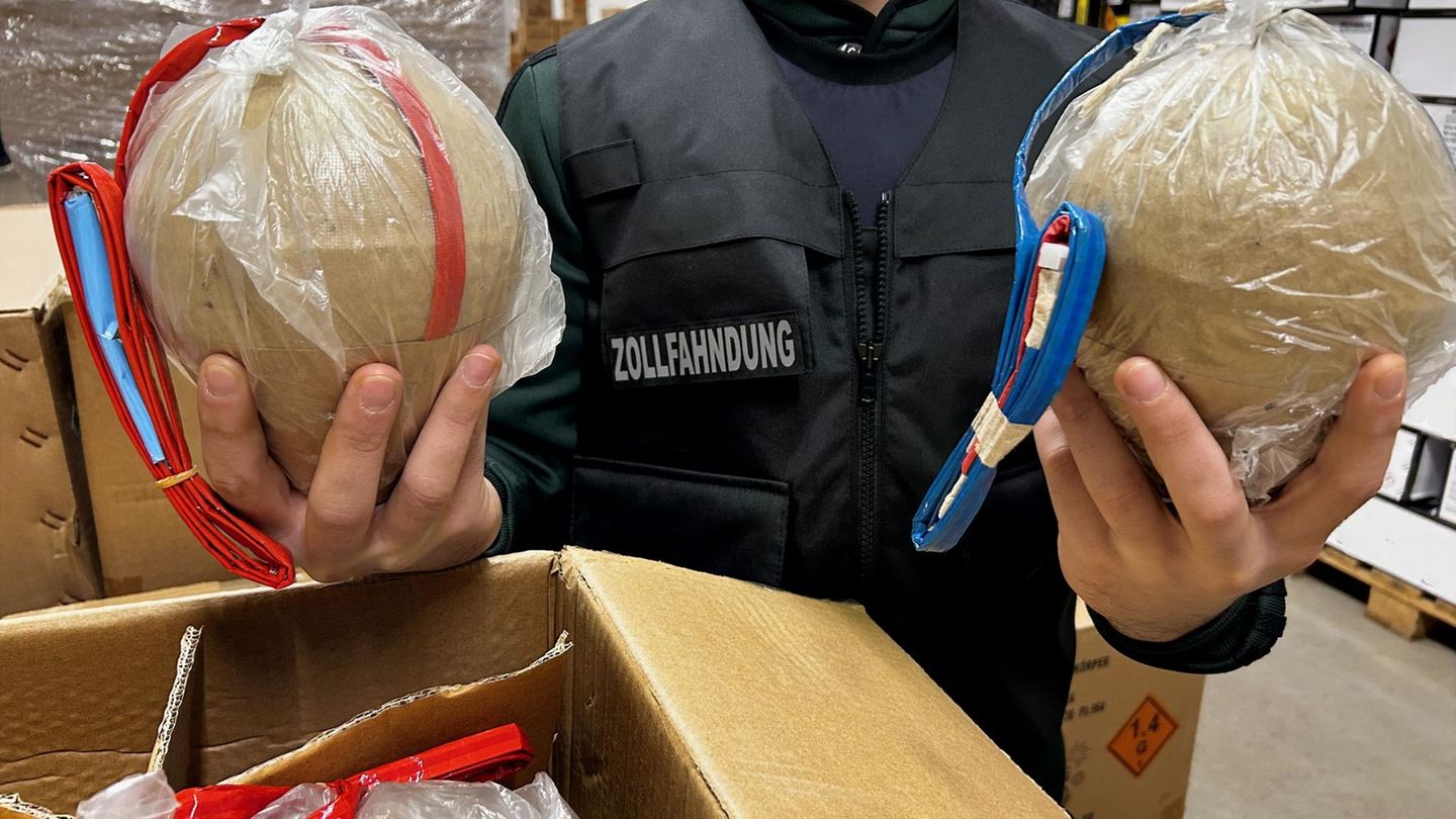 Kugelbomben sind hochgefährlich. Foto: --/Zollfahndungsamt München/dpa