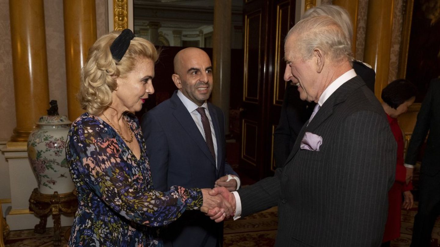 König Charles (re.) mit Samir Zitouni und Ehefrau Eleni Sakkoulei.
