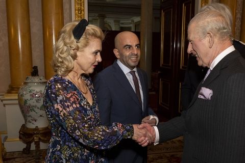 König Charles (re.) mit Samir Zitouni und Ehefrau Eleni Sakkoulei.